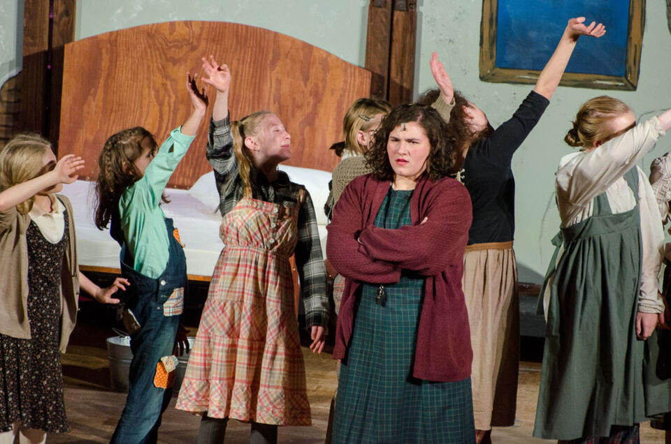 Annie (2017), photo 12 of 15